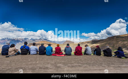 Les photographes sont assis et profiter de voir dans le Spiti valley Banque D'Images