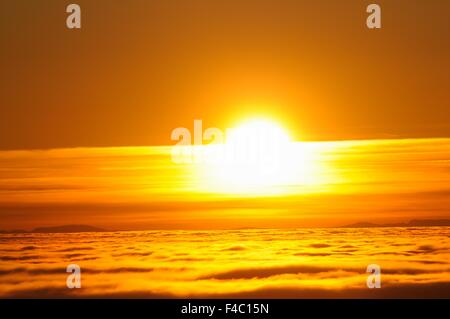 Coucher de soleil sur la mer d'​​Fog Banque D'Images