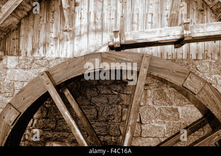 Technique vieille de plusieurs siècles waterwheel sépia Banque D'Images