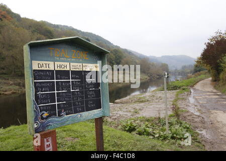 Carte avec de l'eau haute et basse dates et heures à Brockweir Quay sur la section des marées de la rivière Wye Banque D'Images