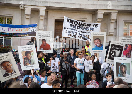 Des proches des victimes se réunissent sur les marches de l'Hôtel de Ville de Hackney.La mère d'Isaïe qui Ekpaloba a été poignardé à mort parle Banque D'Images