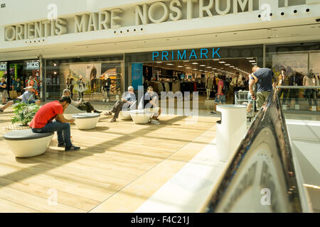 Les hommes qui l'attendaient à l'entrée de Primark store dans le Parque Miramar Shopping Centre, Fuengirola, Andalousie, espagne. Banque D'Images
