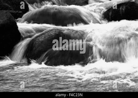 L'eau entre les rochers en noir et blanc Banque D'Images