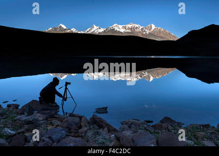 Tôt le matin est photographe à prendre des photos au lac Chandratal Banque D'Images