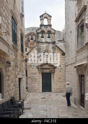 Petite rue pavée de la vieille ville, Stari Grad, de Dubrovnik Croatie avec façade de l'église et un cadre supérieur tourist Banque D'Images