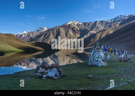 Tôt le matin les réflexions sont la Montagne Lac Chandratal Banque D'Images