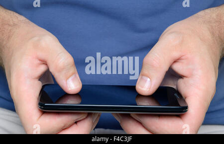 Homme avec un Smartphone, Close Up. Banque D'Images