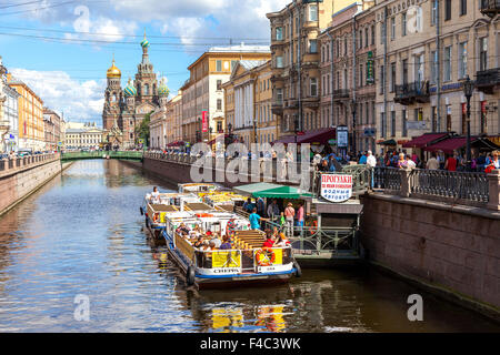 Les bateaux de passagers de croisière amarré sur le canal Griboïedov dans Petersburg Banque D'Images