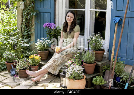 Jeune femme sur un patio Banque D'Images