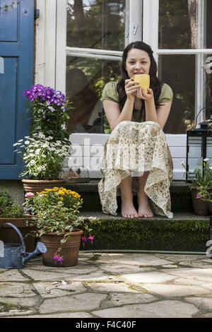 Jeune femme sur un patio Banque D'Images