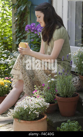 Jeune femme sur un patio Banque D'Images