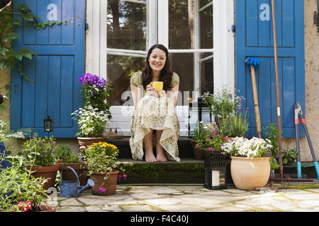 Jeune femme sur un patio Banque D'Images