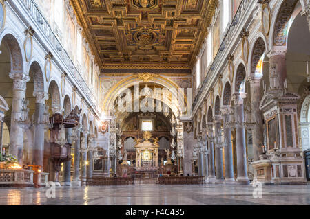 Intérieur de l'église Santa Maria in Aracoeli sur le plus haut sommet de l'Campidoglio, Rome, Italie Banque D'Images