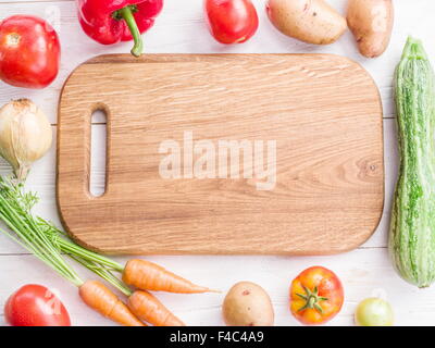 Vide en bois planche à découper et les légumes à proximité. Banque D'Images