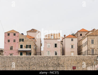 Dubrovnik Croatie, vieille ville 'Stari Grad' rangée de vieux bâtiments en pierre derrière mur de la ville Banque D'Images