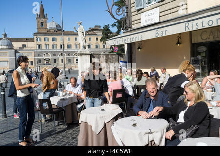 Les gens à un bar en plein air sur la Piazza del Popolo, Rome, Italie Banque D'Images