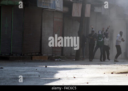 Srinagar, Cachemire indien:16 octobre. manifestants musulmans du Cachemire crie des slogans lors d'affrontements immédiatement après la prière du vendredi au centre ville Crédit : Sofi Suhail/Alamy Live News Banque D'Images