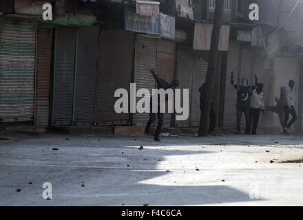 Srinagar, Cachemire indien:16 octobre. manifestants musulmans du Cachemire jeter des pierres (invisible) au cours d'affrontements immédiatement après la prière du vendredi au centre ville Crédit : Sofi Suhail/Alamy Live News Banque D'Images