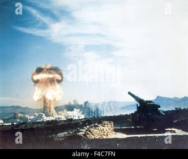 L'artillerie nucléaire Upshot-Knothole Grable test au Nevada d'essais 25 mai 1953. L'obus tiré par un canon de 280 mm a explosé à 10 km (62 km).. Dept de l'énergie photo-NOUS Banque D'Images