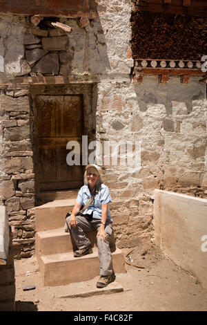 L'Inde, le Jammu-et-Cachemire, Ladakh, Hemis Gompa, touristiques qui pose pour photo souvenir sur le toit du monastère Banque D'Images