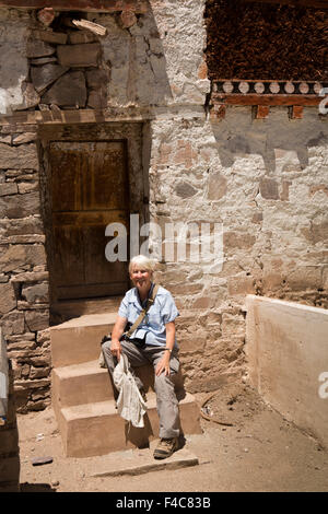 L'Inde, le Jammu-et-Cachemire, Ladakh, Hemis Gompa, touristiques qui pose pour photo souvenir sur le toit du monastère Banque D'Images