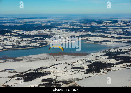 Voir à partir de la gamme de montagne Tegelberg, parapente, lac Forggensee, Ostallgäu, Allgäu, souabe, Bavière, Allemagne Banque D'Images