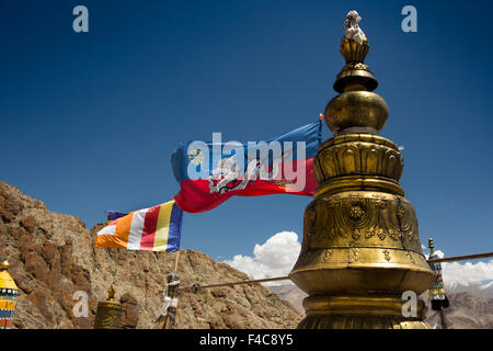 L'Inde, le Jammu-et-Cachemire, Ladakh, Hemis Gompa, monastère bouddhiste tibétain de l'Inde et de la tradition Drukpa drapeaux flottants du toit Banque D'Images