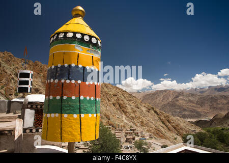 L'Inde, le Jammu-et-Cachemire, Ladakh, Hemis Gompa, monastère bouddhiste symbolique chatra parasol sur toit Banque D'Images