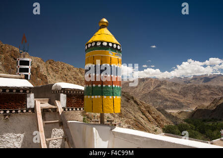 L'Inde, le Jammu-et-Cachemire, Ladakh, Hemis Gompa, monastère bouddhiste symbolique chatra parasol sur toit Banque D'Images