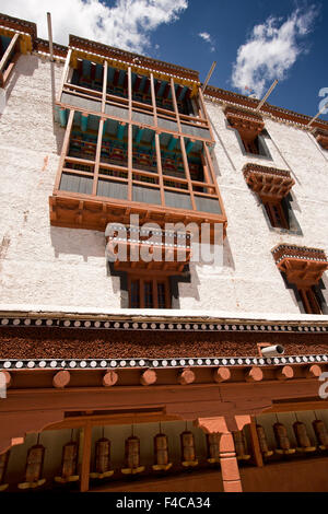 L'Inde, le Jammu-et-Cachemire, Ladakh, Hemis Gompa, Monastère de ligne couverts roues de prière dans la cour Banque D'Images