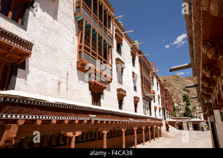 L'Inde, le Jammu-et-Cachemire, Ladakh, Hemis Gompa, Monastère de ligne couverts roues de prière dans la cour Banque D'Images