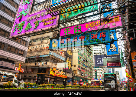 HONG KONG, CHINE - 14 mars : Nathan Road le 14 mars 2013 à Hong Kong. Nathan Road est l'un des plus éclairés au néon en place Banque D'Images