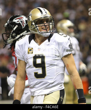 La Nouvelle-Orléans, Louisiane, Etats-Unis. 15 Oct, 2015. New Orleans Saints' quarterback Drew Brees tout en jouant contre les Falcons d'Atlanta à la Mercedes-Benz Superdome à La Nouvelle-Orléans, Louisiane le 15 octobre 2015. Les Saints battre les Falcons 31-21. Crédit : Dan Anderson/ZUMA/Alamy Fil Live News Banque D'Images