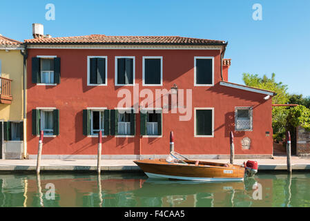 Venise, Italie vers septembre 2015 : maison typique de Venise avec bateau utilisé pour le transport. Banque D'Images