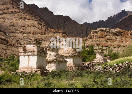 L'Inde, le Jammu-et-Cachemire, Ladakh, Hemis, vieux chortens blancs à l'entrée du village Banque D'Images