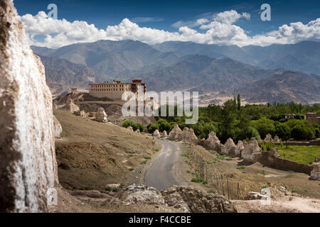 L'Inde, le Jammu-et-Cachemire, Ladakh, Palais Stok, maison d'été de l'ancienne famille royale, maintenant un musée au-dessus de village Banque D'Images