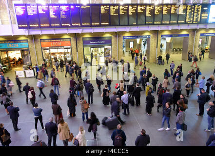 Regarder les passagers dans les départs de la gare de Kings Cross, London Banque D'Images