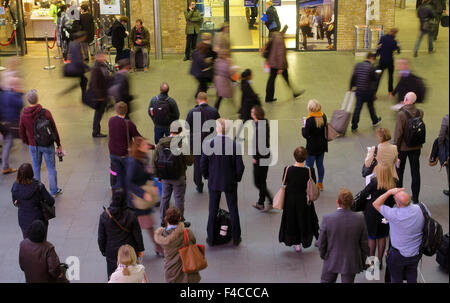 Regarder les passagers dans les départs de la gare de Kings Cross, London Banque D'Images