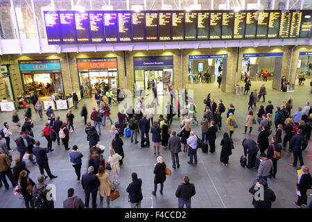 Regarder les passagers dans les départs de la gare de Kings Cross, London Banque D'Images