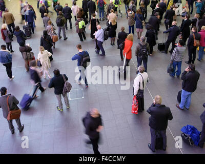 Regarder les passagers dans les départs de la gare de Kings Cross, London Banque D'Images