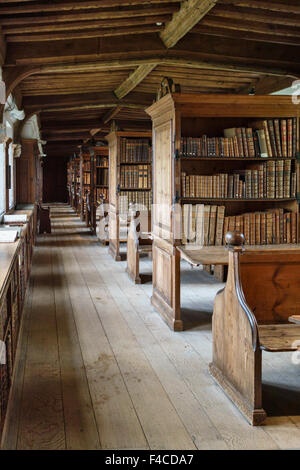 La cathédrale de Wells, Somerset, Royaume-Uni. La bibliothèque enchaînée, construit au 15C, maisons début de livres imprimés datant de 1472 Banque D'Images