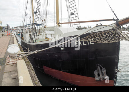 Falie, un ketch accosté au port d'Adélaïde. Banque D'Images