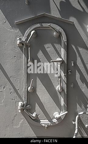 Porte en acier sur Battleship New Jersey Banque D'Images