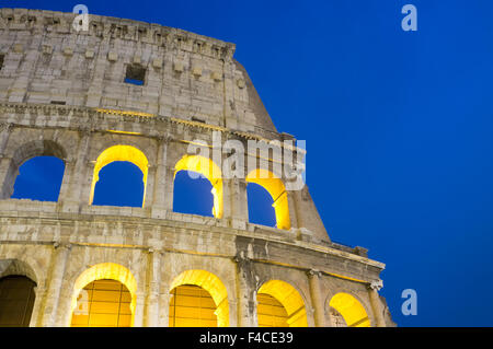 Coliseum allumé au crépuscule. Rome, Italie Banque D'Images