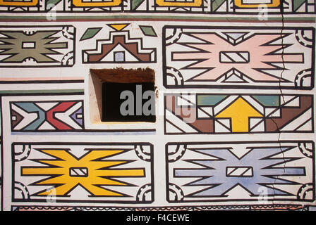L'Afrique du Sud, Mpumalanga, Loopspruit, Ndebele village traditionnel Ndebele peintes chambre. Tailles disponibles (grand format) Banque D'Images