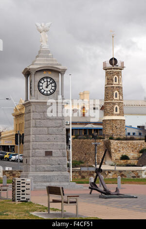 Monument commémoratif de la Première Guerre mondiale, et un temps d'horloge ball Tour, sémaphore, Adélaïde. Banque D'Images