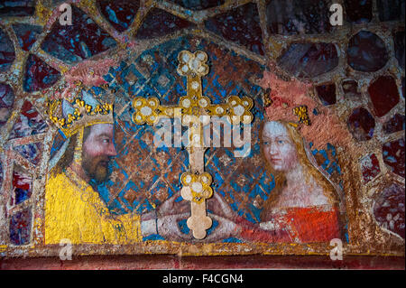 L'empereur Charles IV (Karel IV) et sa femme Anna Svidnicka St. Catherine l'église le château de Karlstejn. Fresco et croix d'or Banque D'Images