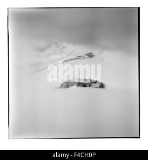 L'Antarctique, l'Île Déception, Blurred image en noir et blanc de bâtiment en bois abandonnés à Whalers Cove (grand format formats disponibles). Banque D'Images