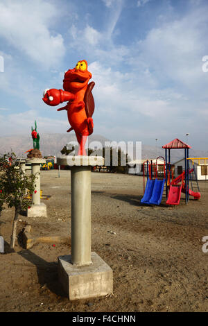 Sculpture géante de crevettes en métal du film Finding Nemo dans une aire de jeux pour enfants, Mejillones, Región de Antofagasta, Chili Banque D'Images