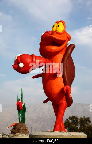 Sculptures géantes de crevettes en métal et de poissons-clowns du film Finding Nemo dans une aire de jeux pour enfants, Mejillones, Región de Antofagasta, Chili Banque D'Images